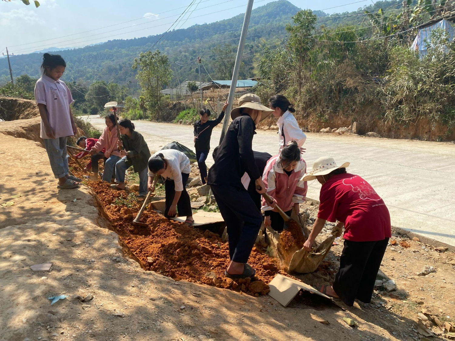 CÔNG TÁC XÂY DỰNG, CẢI TẠO CẢNH QUAN TRƯƠNG LỚP HỌC "XANH-SẠCH-ĐẸP, AN TOÀN"