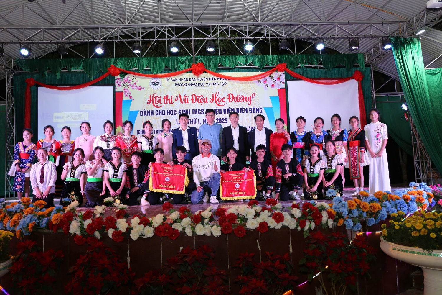 CUỐN HÚT "VŨ ĐIỆU HỌC ĐƯỜNG" KHỔ LUYỆN THÀNH CÔNG