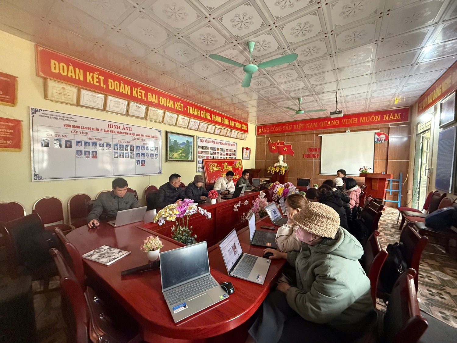 Tập huấn Học bạ số cho giáo viên tại trường  PTDTBT THCS Phình Giàng