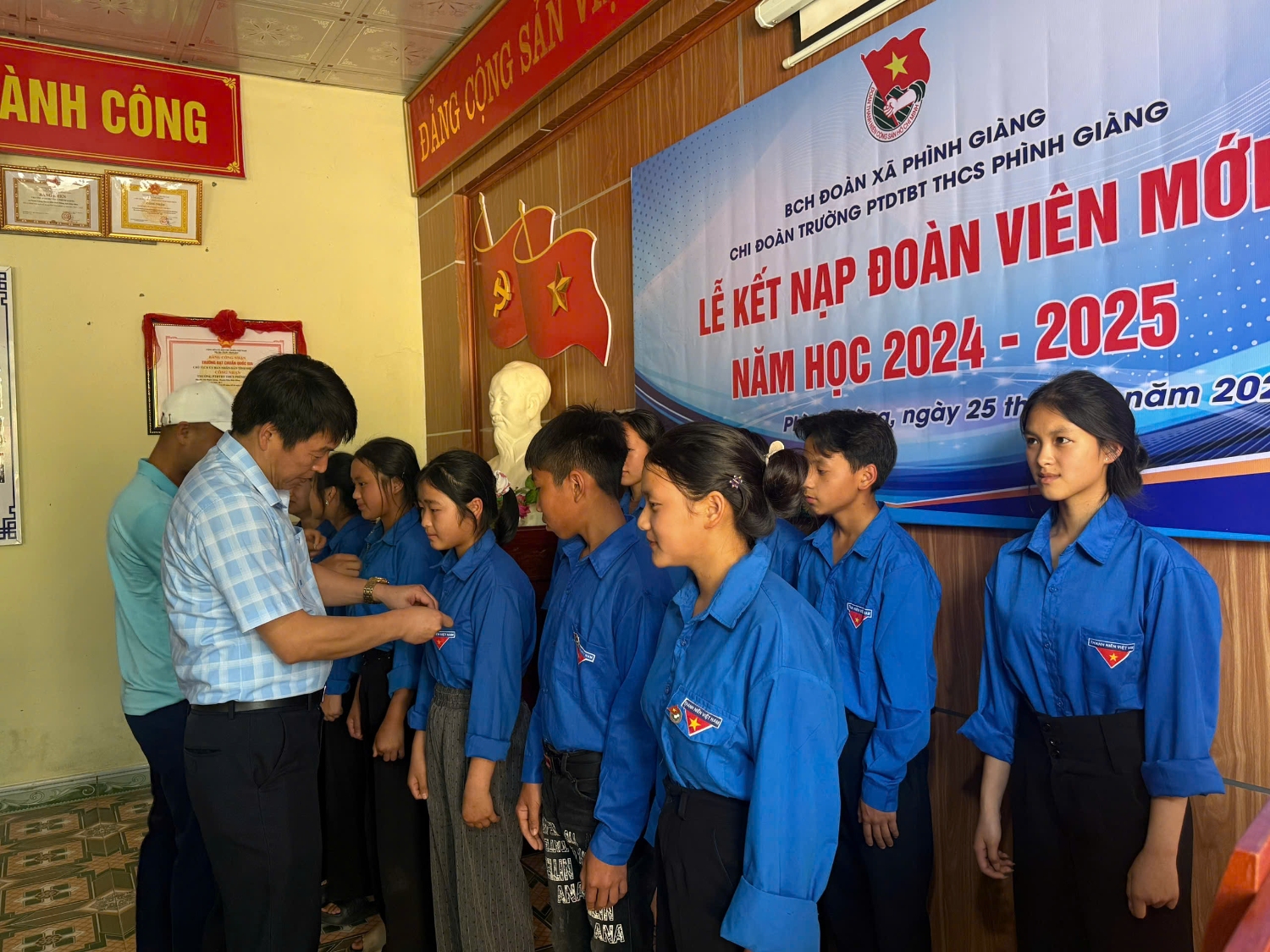 LỄ KẾT NẠP ĐOÀN VIÊN
