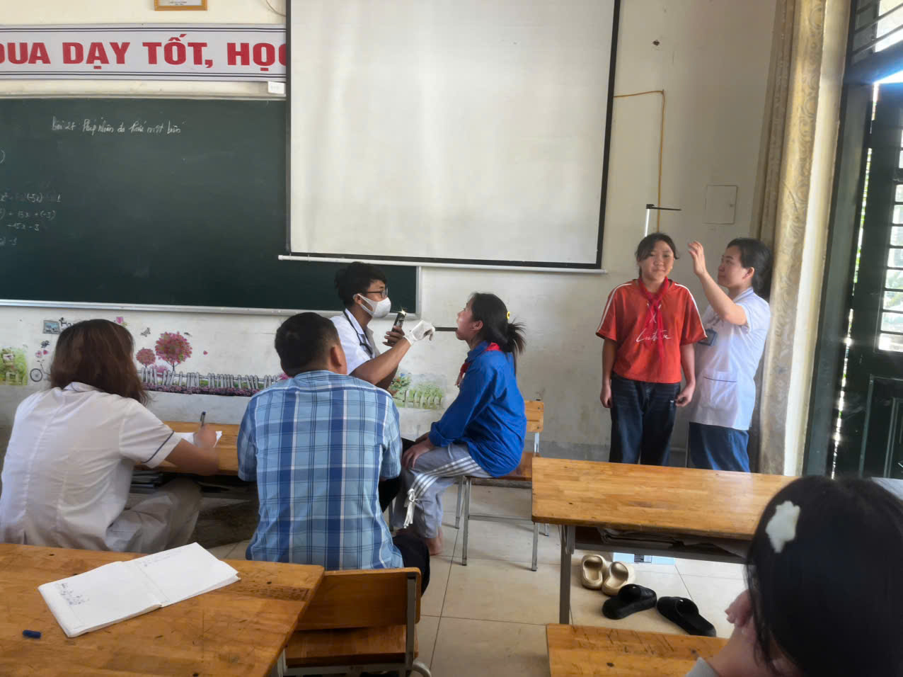 KHÁM SỨC KHỎE ĐỊNH KỲ – CÁCH BẢO VỆ AN TOÀN CHO HỌC SINH TRƯỜNG PTDTBT THCS PHÌNH GIÀNG